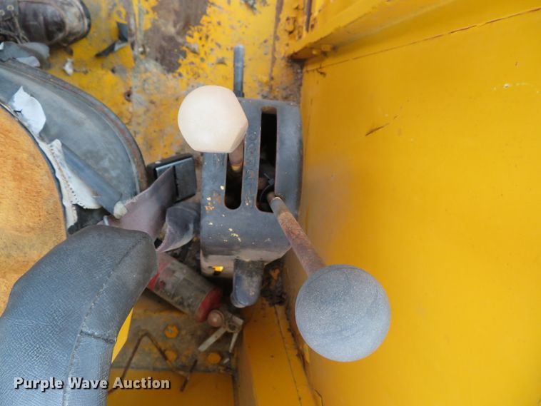 image for item DI2067 1975 John Deere 570A motor grader