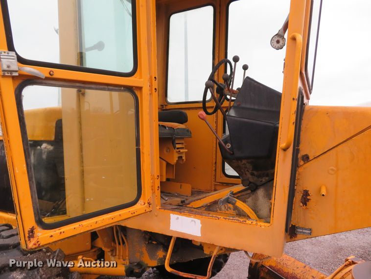 image for item DI2067 1975 John Deere 570A motor grader