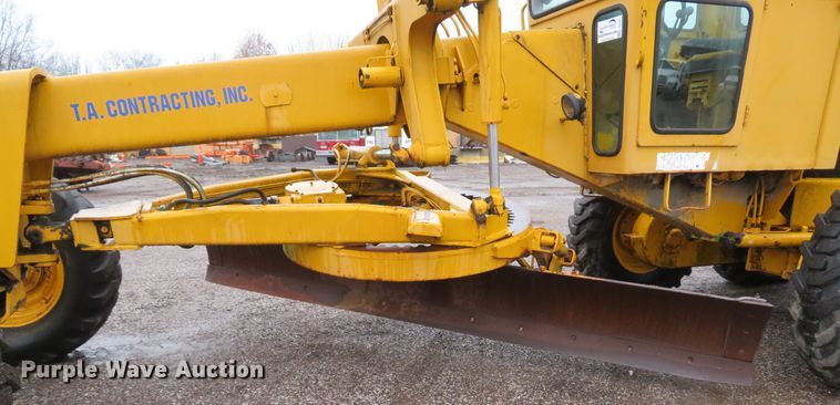 image for item DI2067 1975 John Deere 570A motor grader