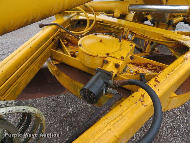 image for item DI2067 1975 John Deere 570A motor grader