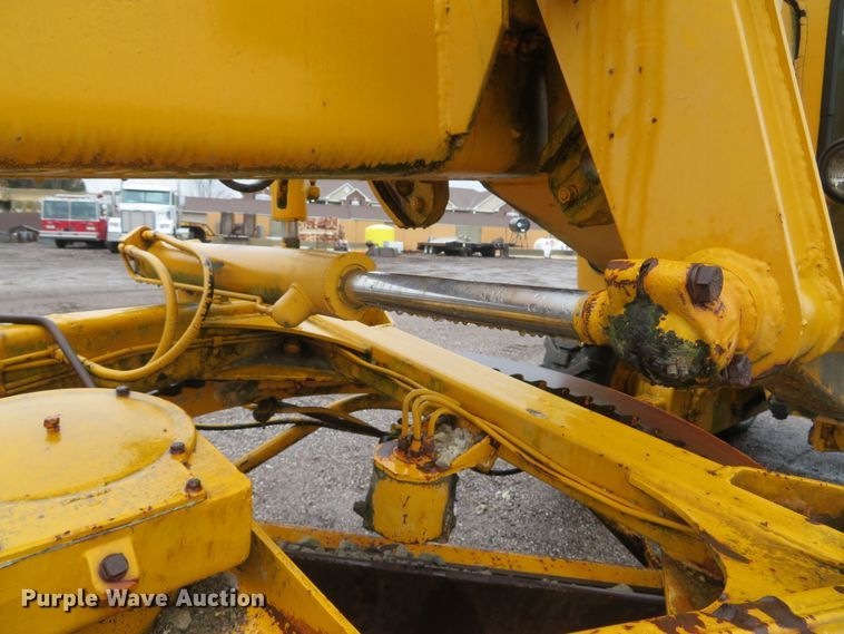 image for item DI2067 1975 John Deere 570A motor grader