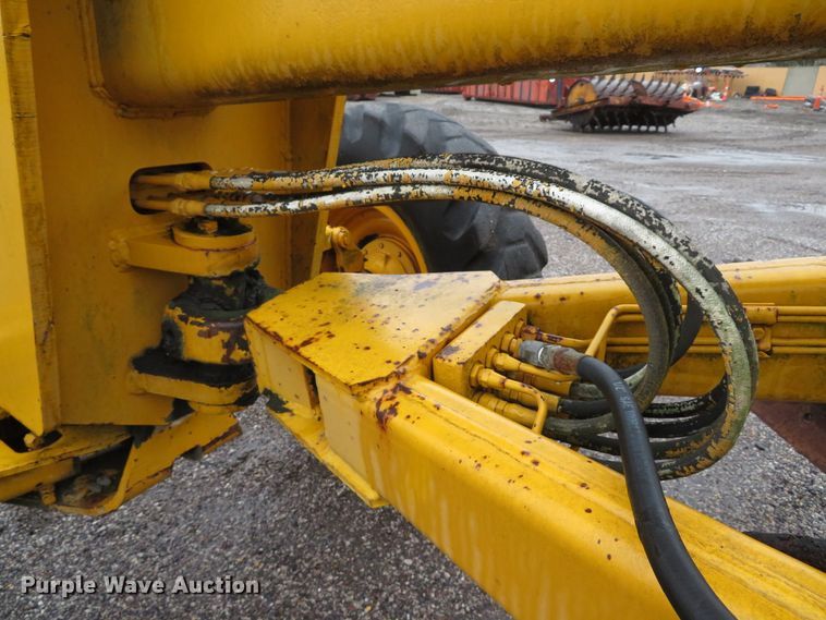 image for item DI2067 1975 John Deere 570A motor grader