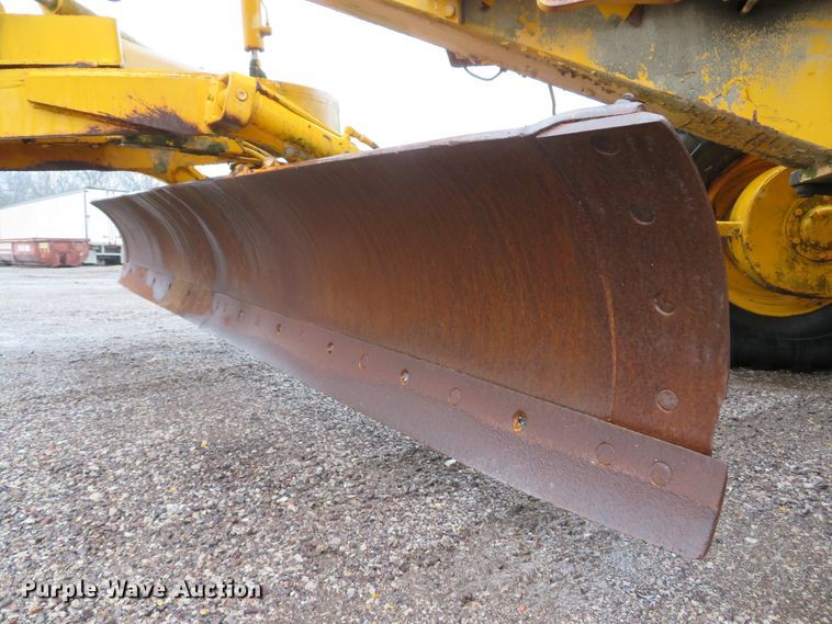 image for item DI2067 1975 John Deere 570A motor grader