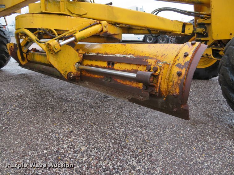 image for item DI2067 1975 John Deere 570A motor grader