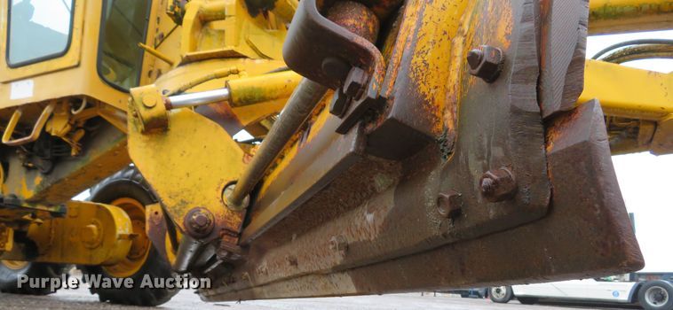 image for item DI2067 1975 John Deere 570A motor grader