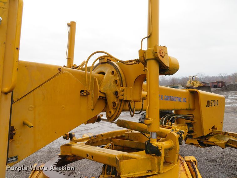 image for item DI2067 1975 John Deere 570A motor grader
