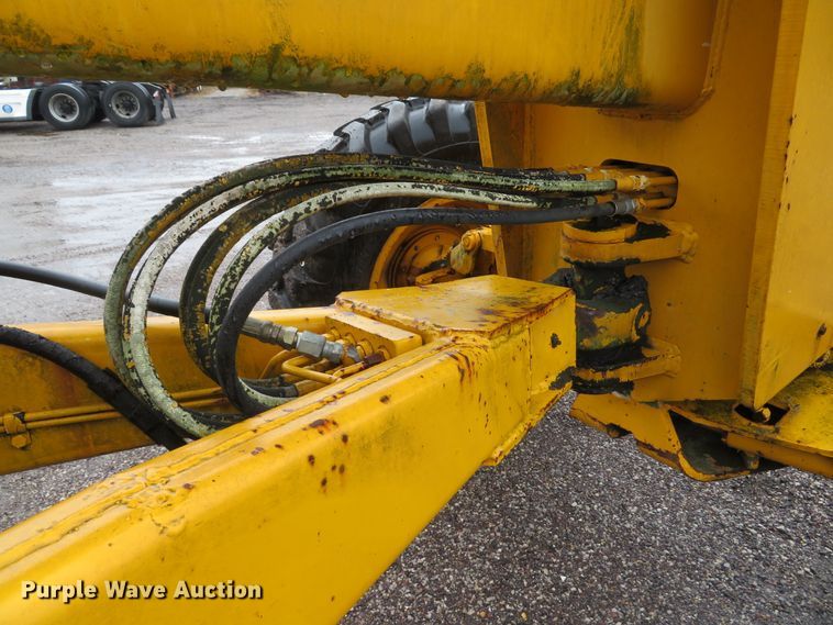 image for item DI2067 1975 John Deere 570A motor grader