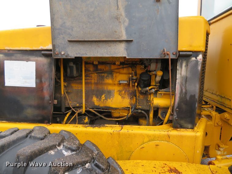 image for item DI2067 1975 John Deere 570A motor grader