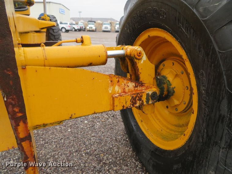 image for item DI2067 1975 John Deere 570A motor grader