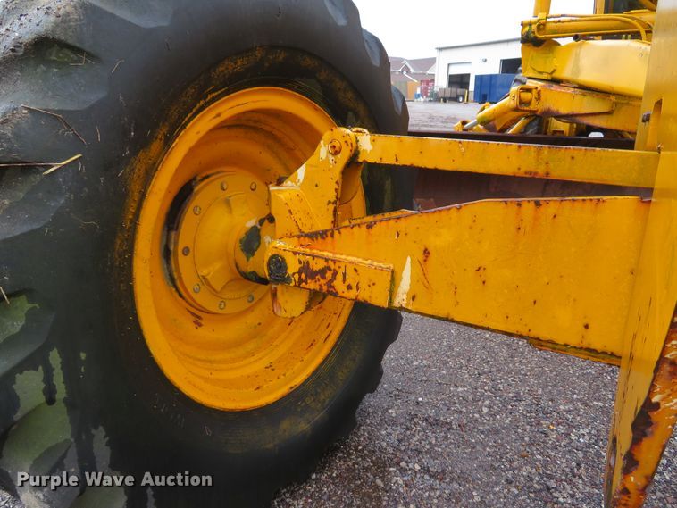 image for item DI2067 1975 John Deere 570A motor grader