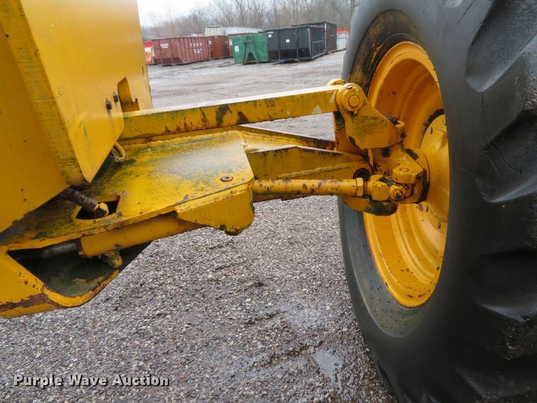 image for item DI2067 1975 John Deere 570A motor grader