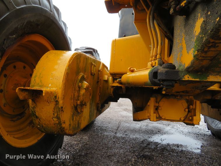 image for item DI2067 1975 John Deere 570A motor grader