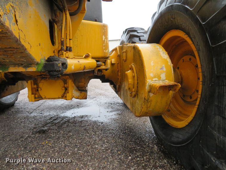 image for item DI2067 1975 John Deere 570A motor grader