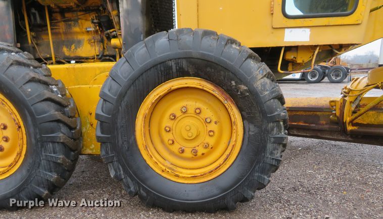 image for item DI2067 1975 John Deere 570A motor grader