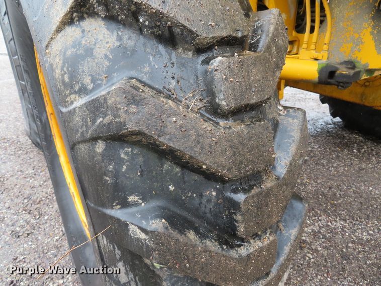 image for item DI2067 1975 John Deere 570A motor grader