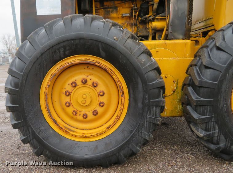 image for item DI2067 1975 John Deere 570A motor grader