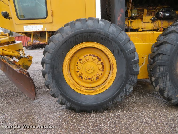 image for item DI2067 1975 John Deere 570A motor grader