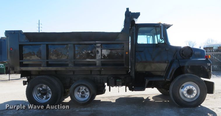 image for item DI2072 1990 Ford L8000 dump truck