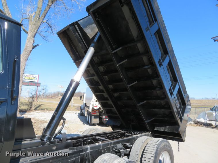 image for item DI2072 1990 Ford L8000 dump truck