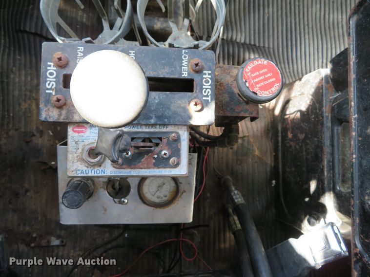 image for item DI2072 1990 Ford L8000 dump truck