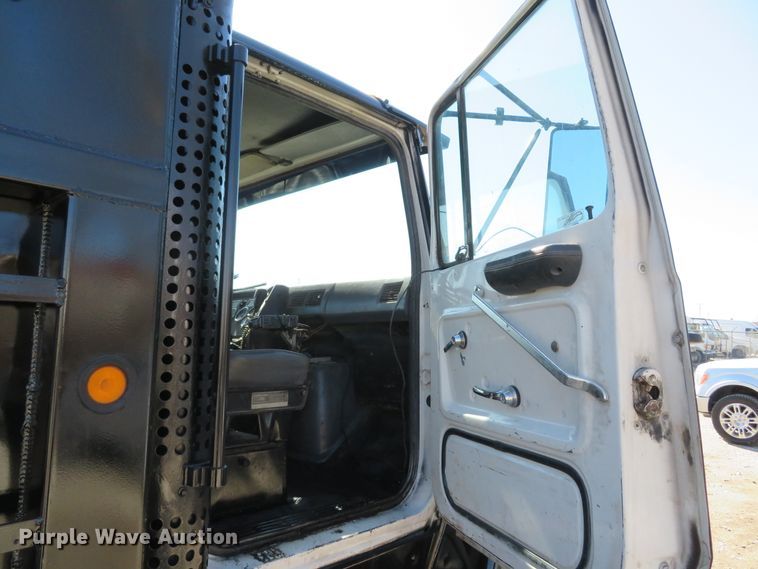 image for item DI2072 1990 Ford L8000 dump truck