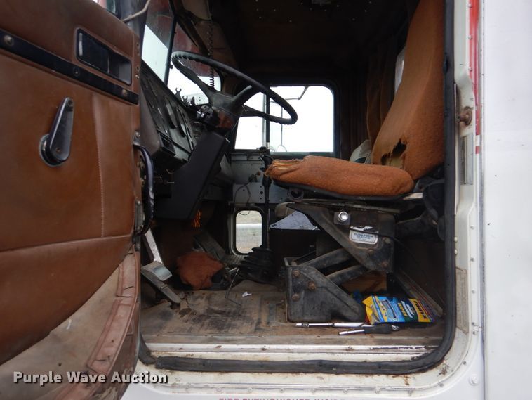 image for item DI2358 1990 International F9370 dump truck