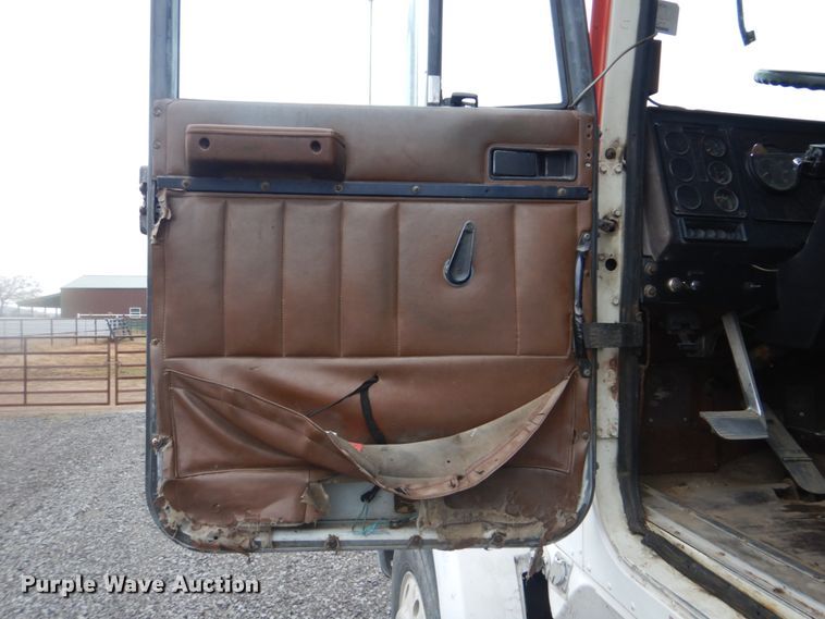 image for item DI2358 1990 International F9370 dump truck