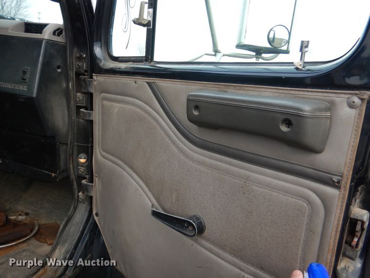 image for item EK9158 1999 International 4700 rollback tow truck