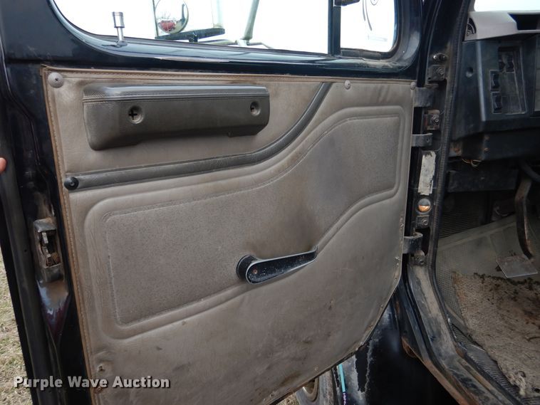 image for item EK9158 1999 International 4700 rollback tow truck