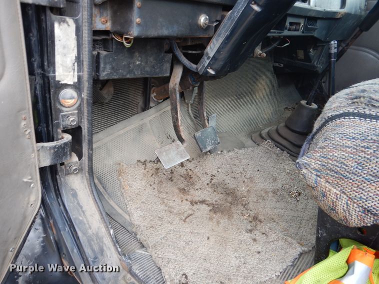 image for item EK9158 1999 International 4700 rollback tow truck