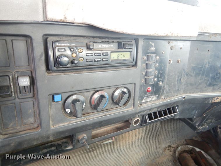 image for item EK9158 1999 International 4700 rollback tow truck