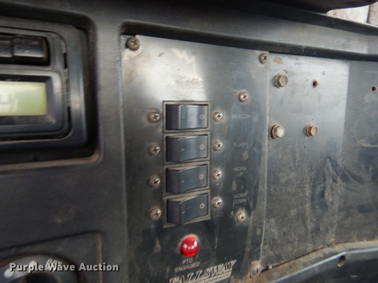 image for item EK9158 1999 International 4700 rollback tow truck