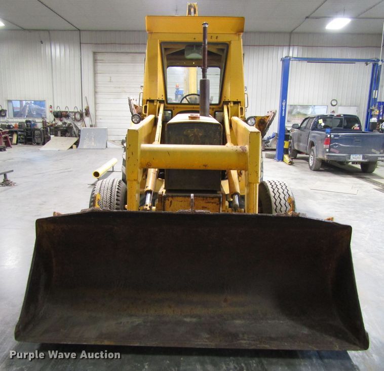 image for item FD9369 1975 John Deere 510 backhoe