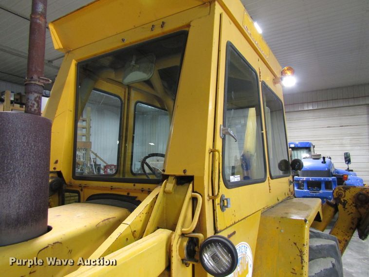 image for item FD9369 1975 John Deere 510 backhoe