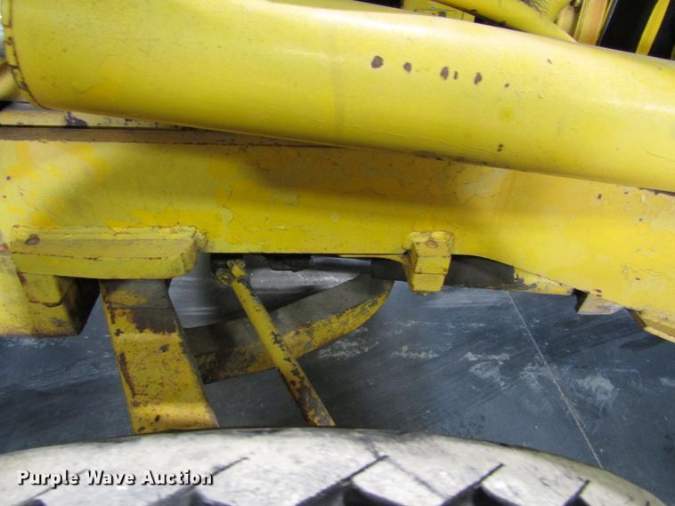 image for item FD9369 1975 John Deere 510 backhoe