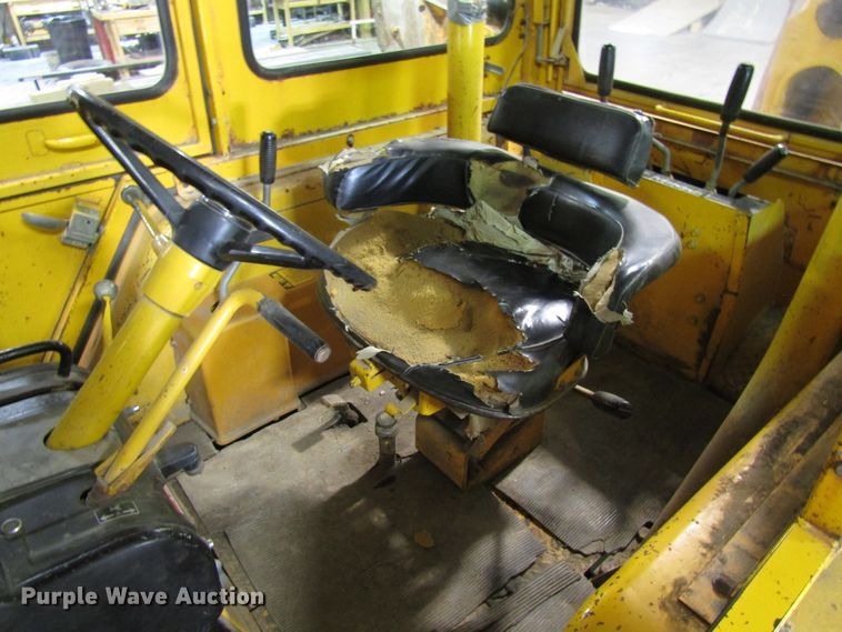 image for item FD9369 1975 John Deere 510 backhoe