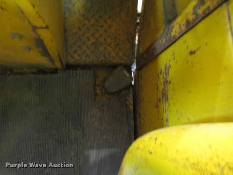 image for item FD9369 1975 John Deere 510 backhoe