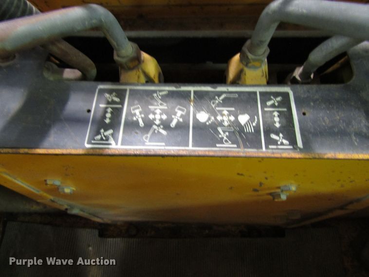 image for item FD9369 1975 John Deere 510 backhoe