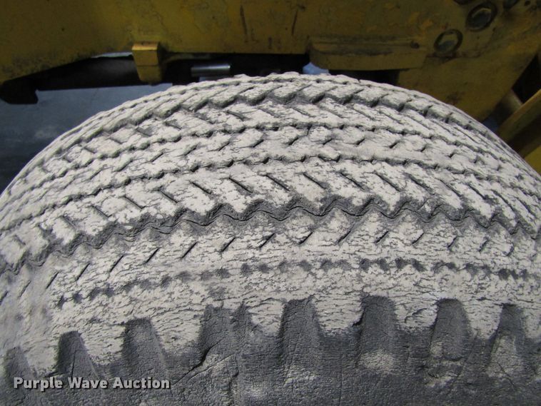 image for item FD9369 1975 John Deere 510 backhoe