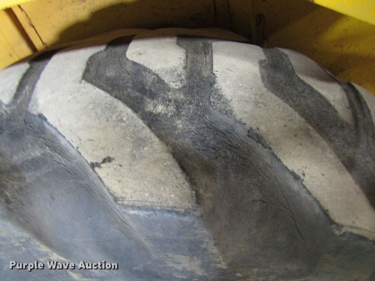 image for item FD9369 1975 John Deere 510 backhoe