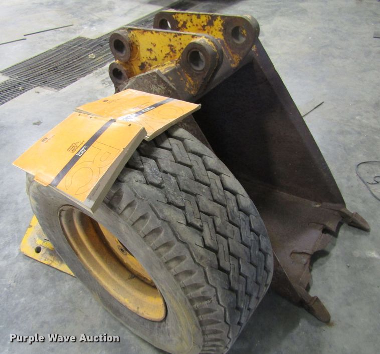 image for item FD9369 1975 John Deere 510 backhoe