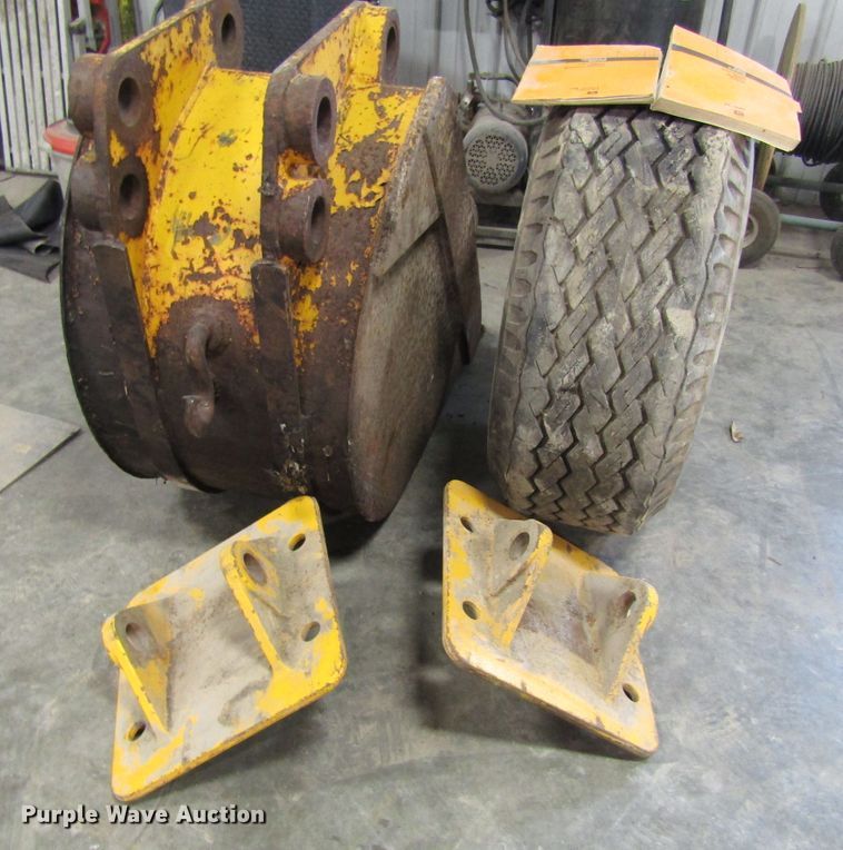 image for item FD9369 1975 John Deere 510 backhoe