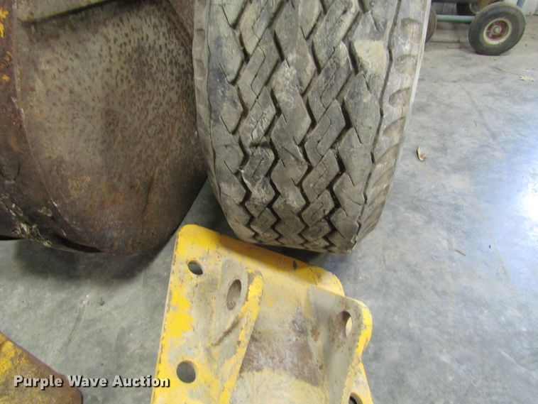 image for item FD9369 1975 John Deere 510 backhoe