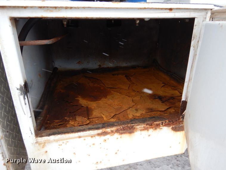 image for item FU9196 2003 GMC C4500 service truck with crane