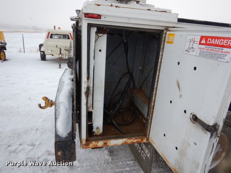 image for item FU9196 2003 GMC C4500 service truck with crane