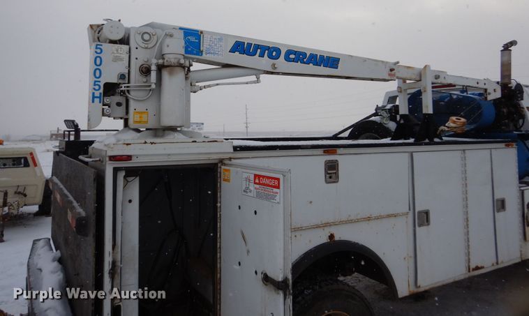 image for item FU9196 2003 GMC C4500 service truck with crane