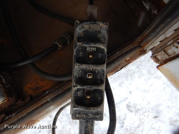 image for item FU9196 2003 GMC C4500 service truck with crane