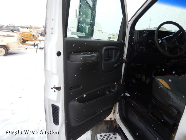 image for item FU9196 2003 GMC C4500 service truck with crane