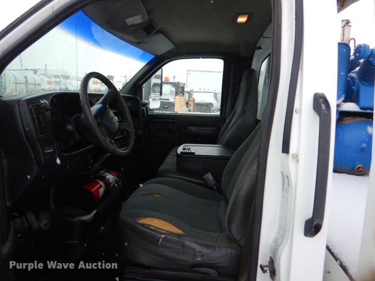 image for item FU9196 2003 GMC C4500 service truck with crane