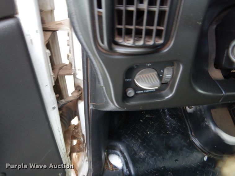 image for item FU9196 2003 GMC C4500 service truck with crane